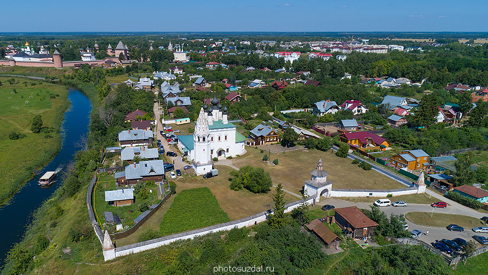 Вид на Александровский монастырь в Суздале с дрона