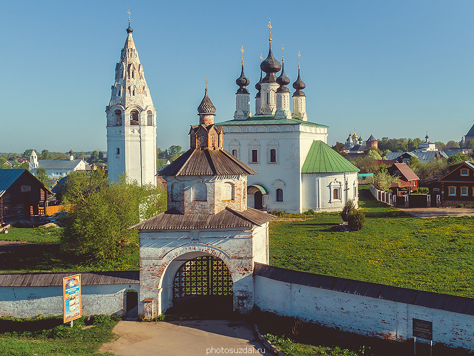 Святые ворота Александровского монастыря в Суздале