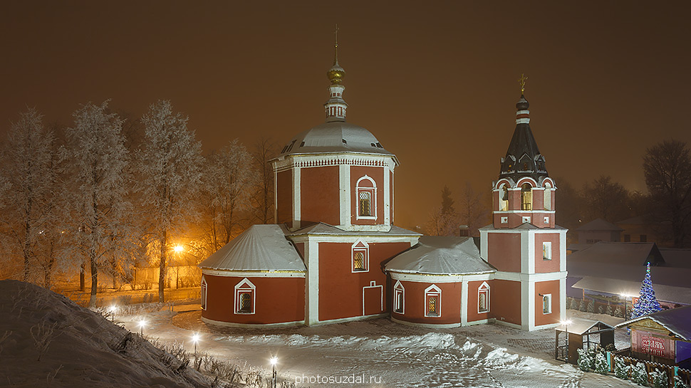 Успенская церковь в Суздальском кремле морозной зимней ночью