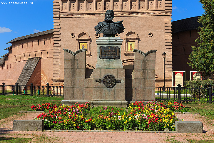 Памятник Дмитрию Пожарскому в Суздале после ремонта