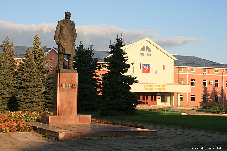 Памятник Ленину в Суздале