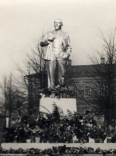 Первый памятник Ленину в Суздале