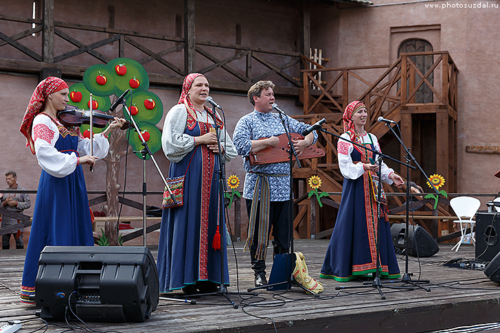 Выступление фольклорных коллективов на празднике Яблочный спас в Суздале