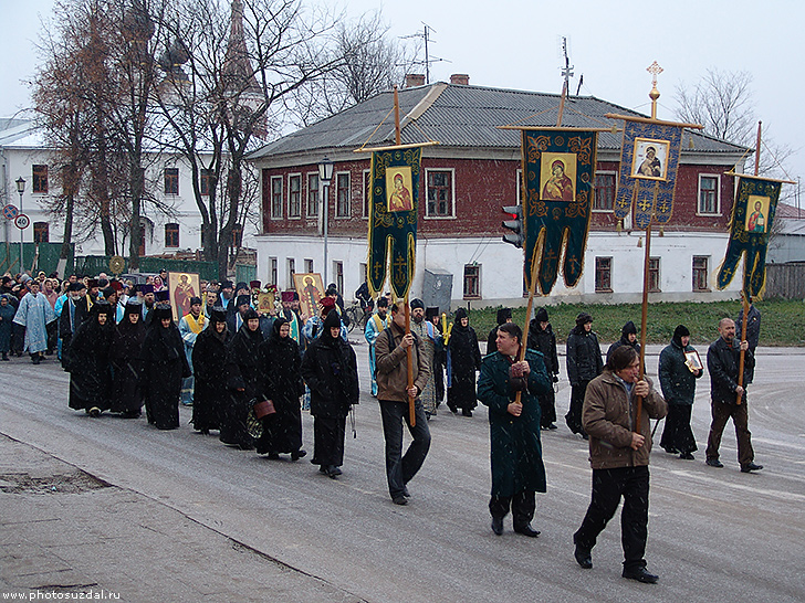 Крестный ход по улицам Суздаля в День народного единства 4 ноября