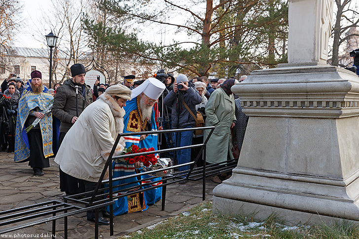 Возложение цветов к могиле Дмитрия Пожарского 4 ноября в Суздале в День народного единства