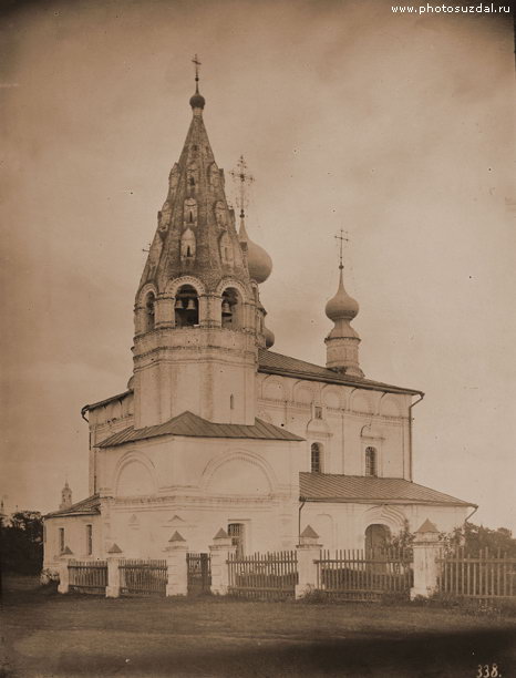 Шатровая колокольня Петропавловской церкви в Суздале