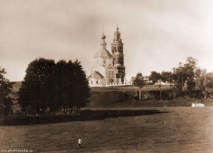 Разрушенная Дмитриевская церковь с колокольней в Суздале на старом фото