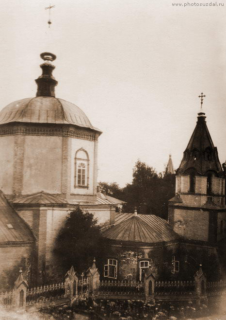 Колокольня и ограда Успенской церкви
