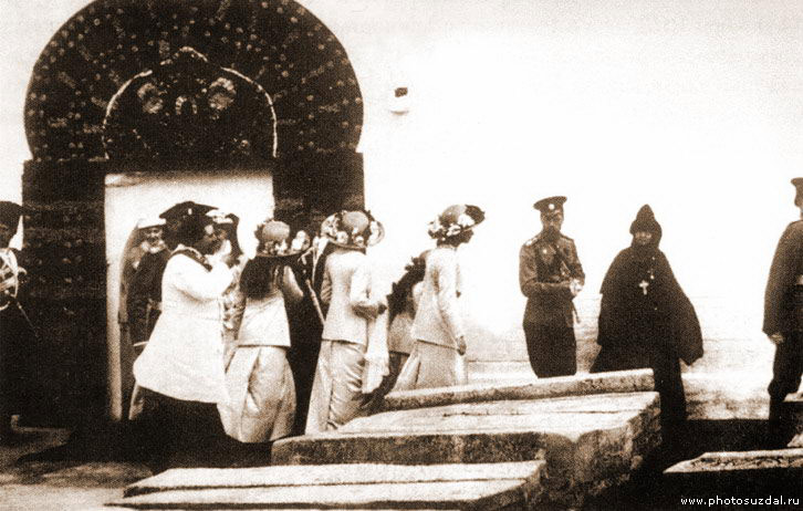 Император Николай II в Покровском монастыре