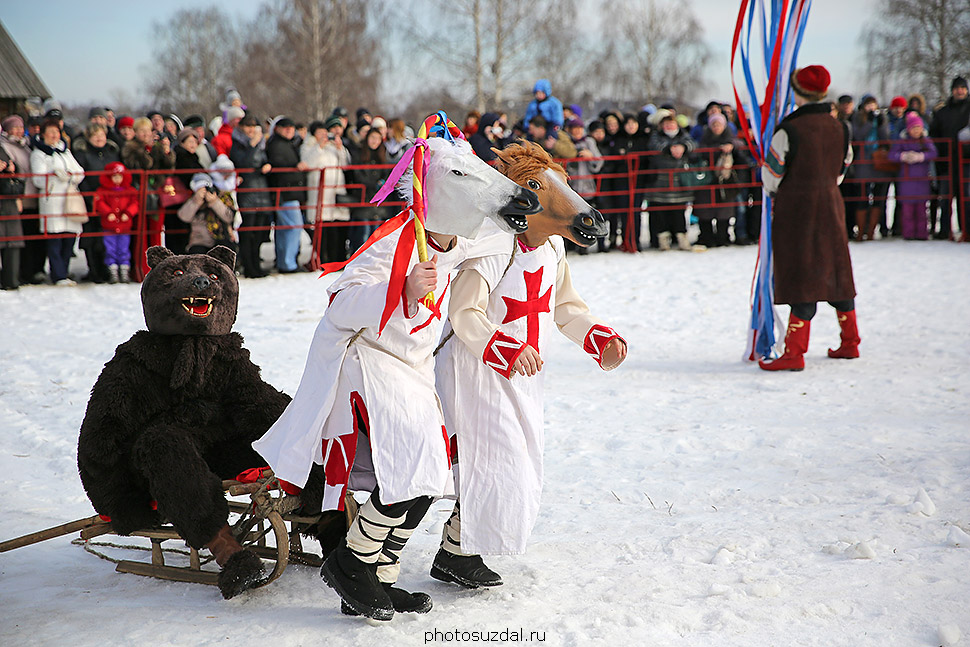 Русский народный фольклор с медведем на Масленицу в Суздале