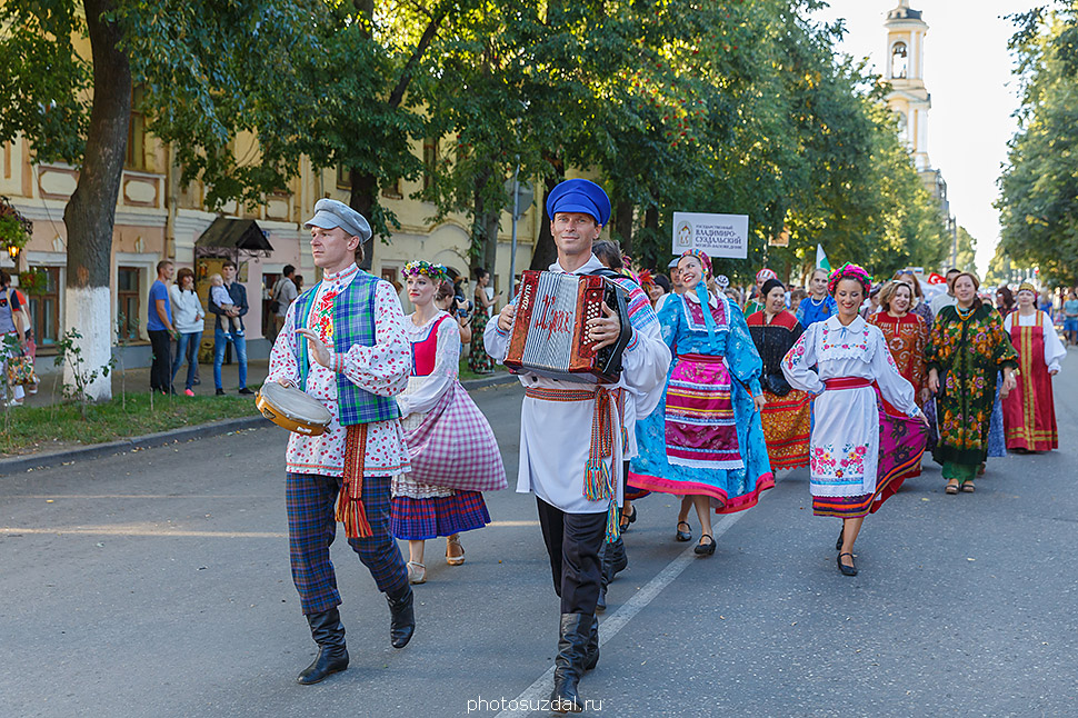 Праздничное шествие по главной улице Суздаля