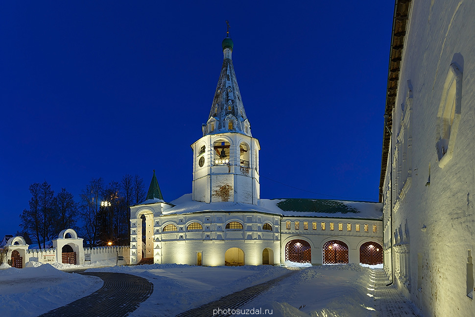 Соборная колокольня Суздальского кремля зимним вечером