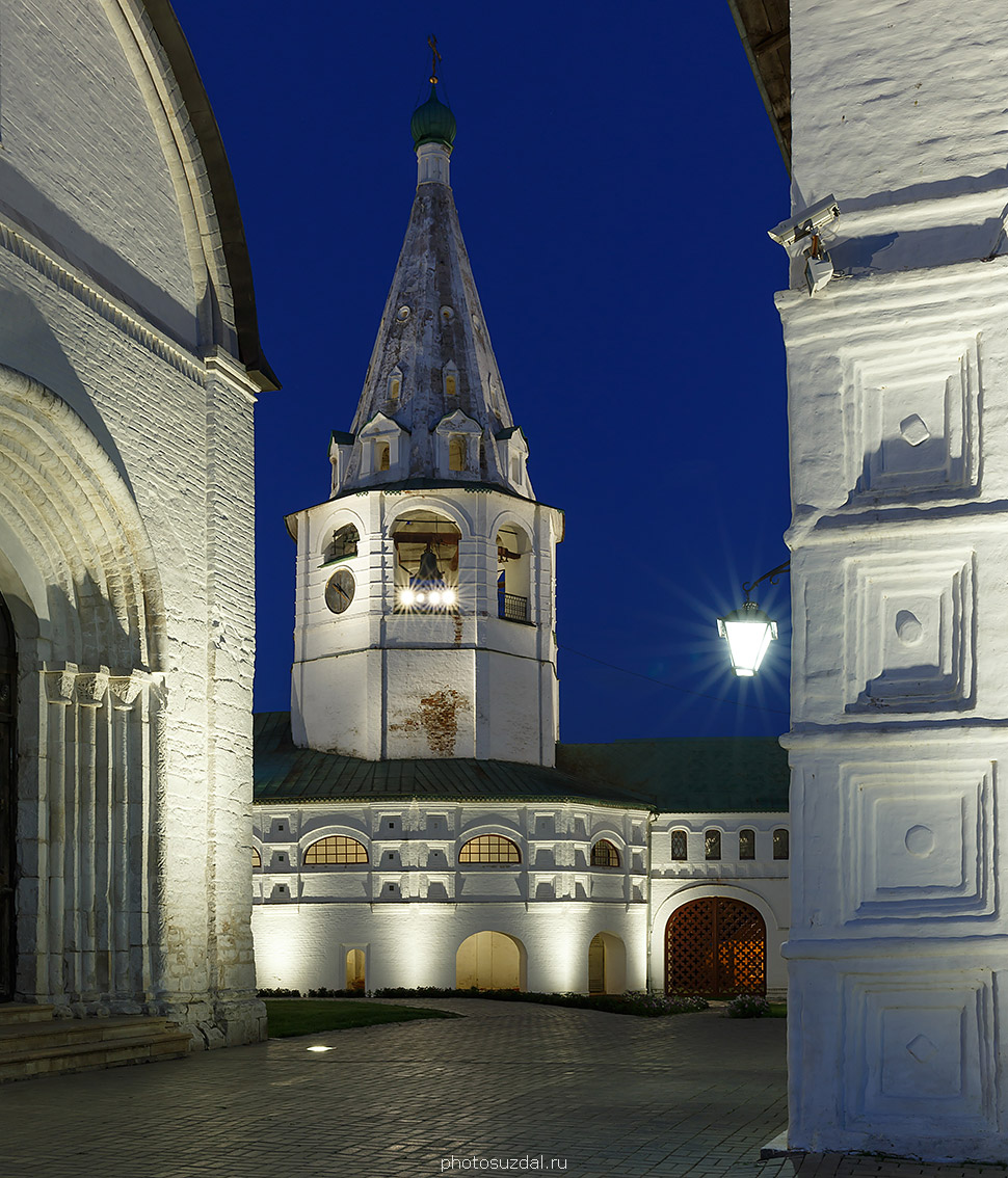 Соборная колокольня Суздальского кремля летним вечером