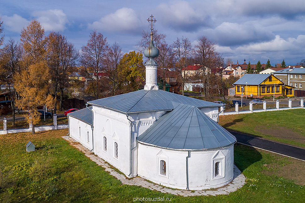 Никольская церковь в Суздале рядом с Покровским монастырем фото