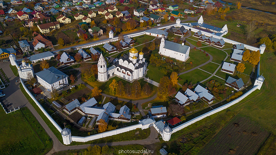 Вид на Покровский монастырь с дрона