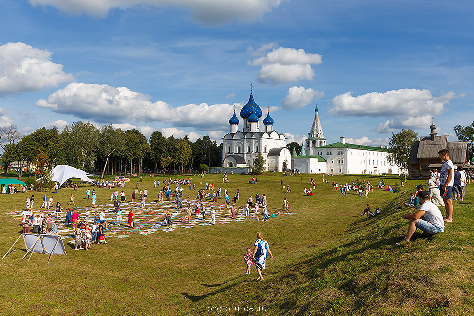 Лоскутное поле на территории Суздальского кремля