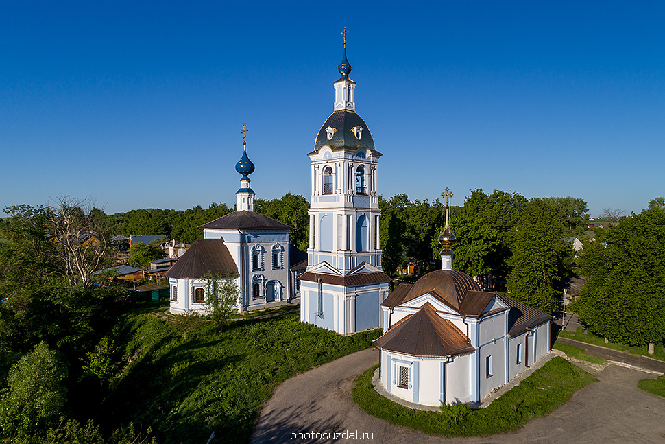 Ризоположенская и Знаменская церкви с колокольней в Суздале фото с дрона