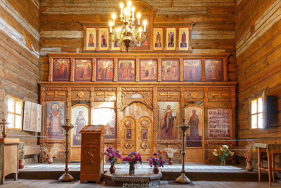 Интерьер Воскресенской церкви Суздальского музея деревянного зодчества