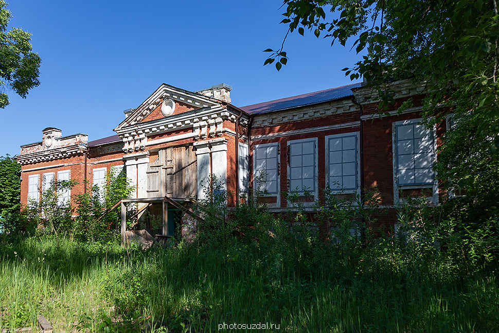 Здание школы начала двадцатого века в поселке Боголюбово