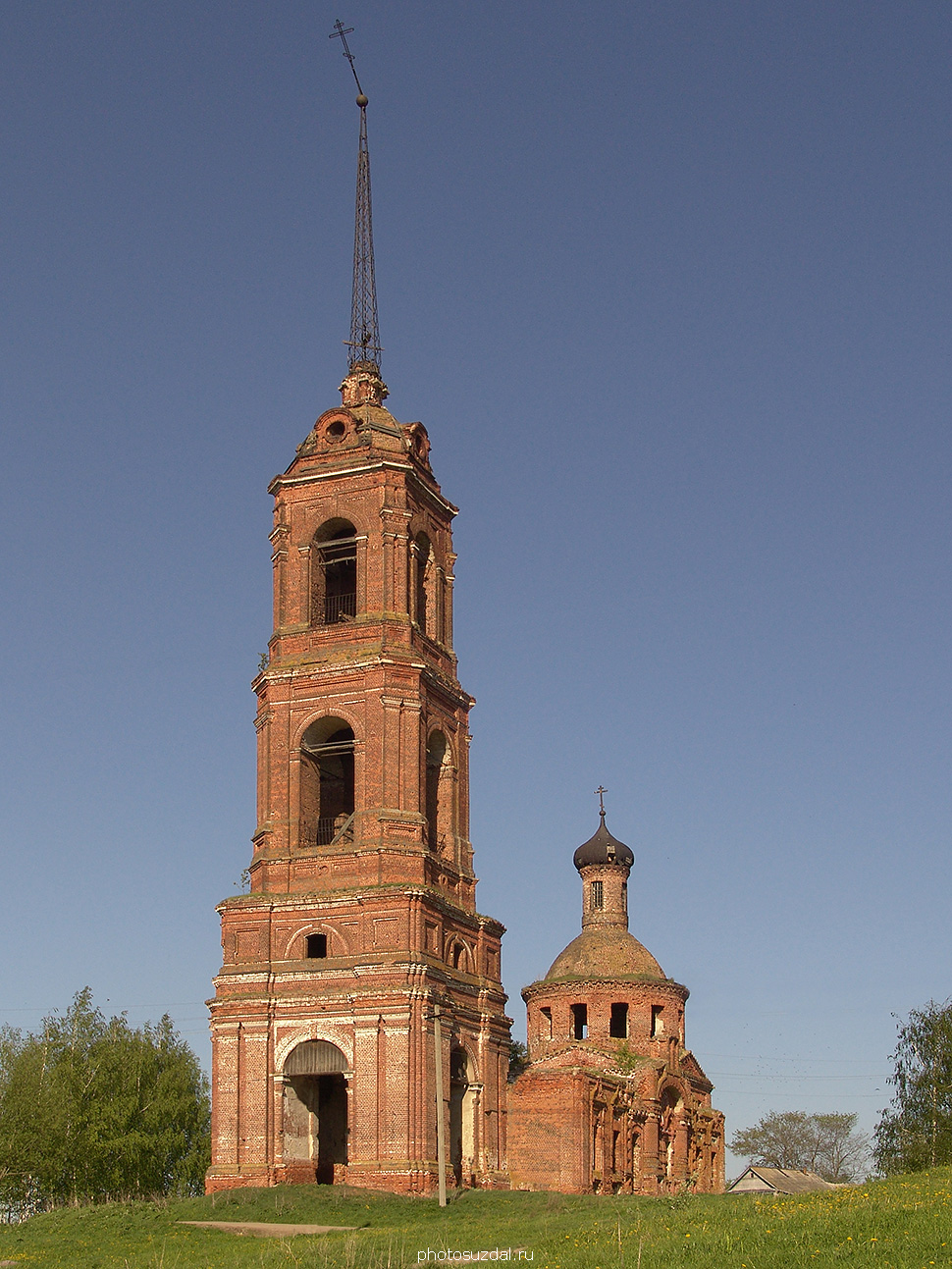 Покровская  церковь с колокольней в селе Клементьево