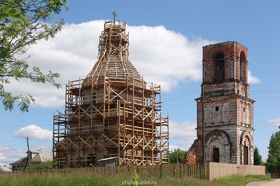 Вознесенская церковь с колокольней в селе Лемешки