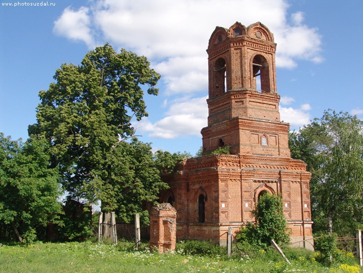 Церковь Флора и Лавра с колокольней в селе Суворотское