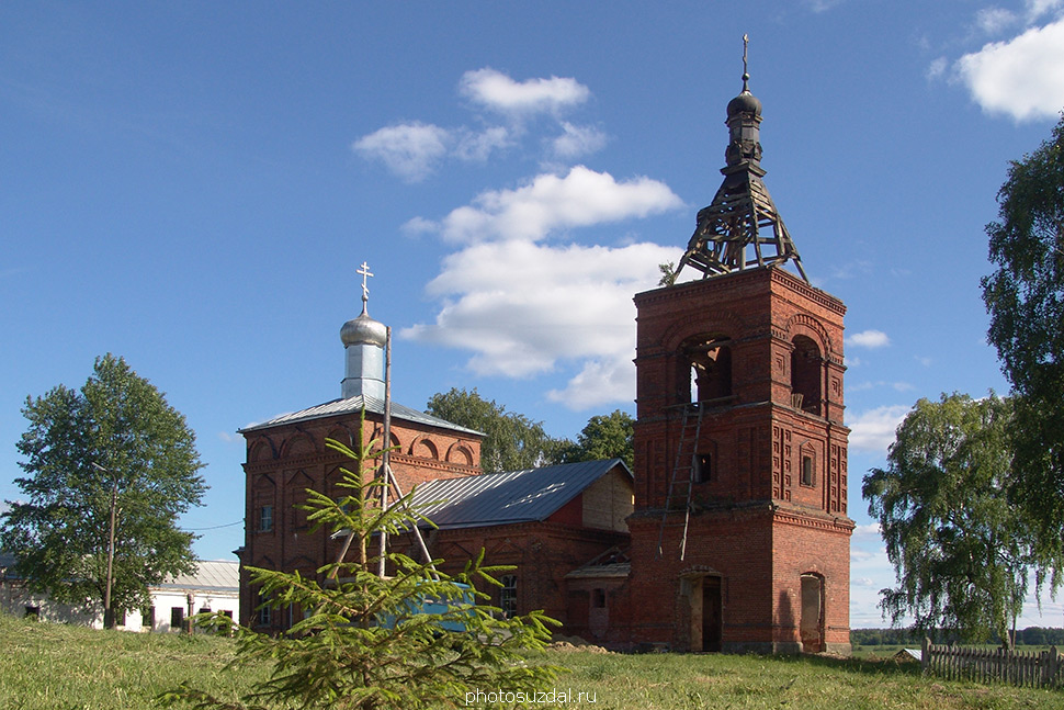 Каменная Введенская церковь с колокольней в селе Суромна Суздальского района