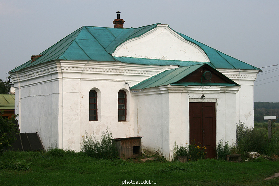Трехсвятская церковь рядом с храмом Покрова на Нерли