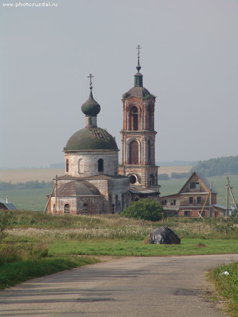 Богородице-Рождественская церковь с колокольней в селе Овчухи