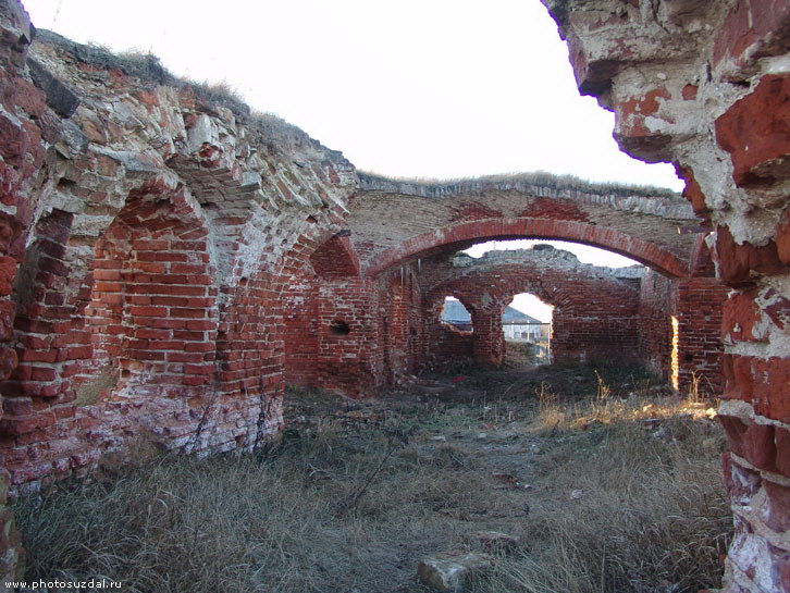 Руины Богородице-Рождественской церкви в селе Спасское Городище