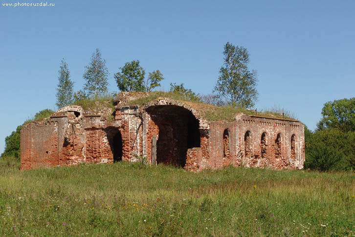 Руины Троицкой церкви в селе Малое Борисово