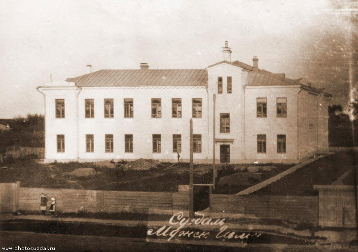 Здание мужской гимназии в Суздале